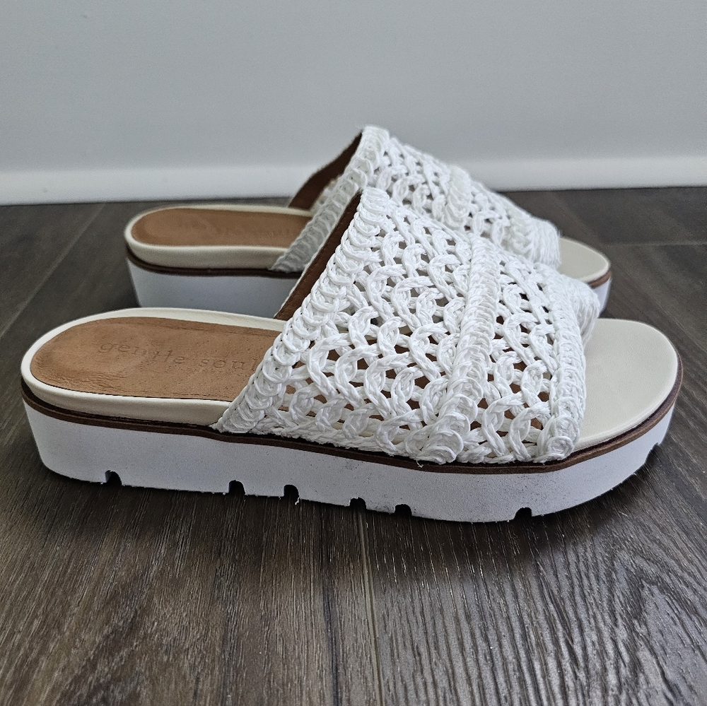GENTLE SOULS by Kenneth Cole White Loop Toe Sandal NEW Size 9